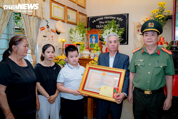 Lãnh đạo Công an tỉnh Thừa Thiên - Huế trao huân chương Bảo vệ Tổ quốc hạng ba cho thân nhân Trung tá Trần Duy Dùng.