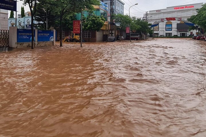 Từ đêm 23/7 đến sáng 24/7, tại TP Sơn La (Sơn La) xảy ra mưa lớn diện rộng, làm nhiều khu vực, tuyến đường trong thành phố ngập nặng.
