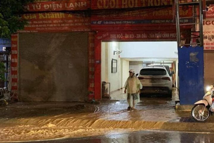 Trước tình hình trên, Ban Giám đốc Công an tỉnh Sơn La đã chỉ đạo các lực lượng ra quân, hỗ trợ người dân sơ tán tài sản, khắc phục hậu quả do mưa lũ gây ra.