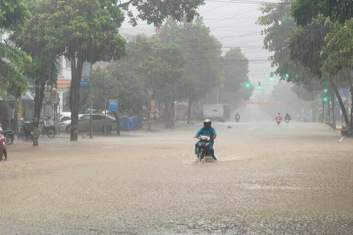 Đến sáng nay (24/7), trời vẫn mưa tầm tã, nhiều khu vực ở trung tâm TP Sơn La giao thông tê liệt, người dân không thể di chuyển.