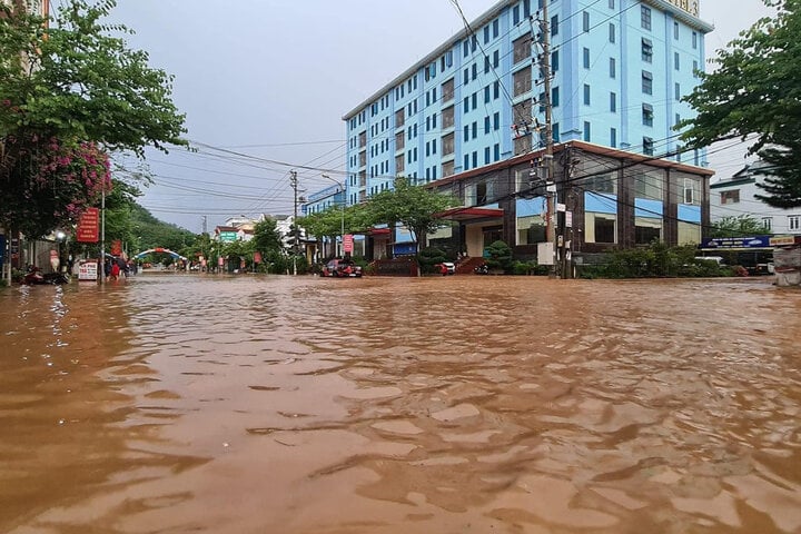 Khu vực đường đường Trường Chinh, khu Vincom, đường Hoàng Quốc Việt, đường Giảng Lắc... bị ngập sâu, giao thông ách tắc, nước tràn vào nhà dân.
