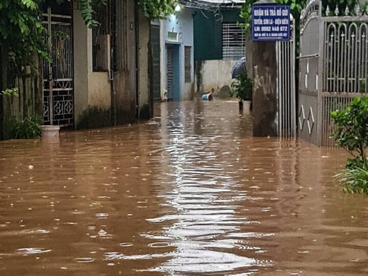 Hiện chính quyền cùng lực lượng các địa phương đang tập trung ứng phó với mưa lũ và thống kê thiệt hại.