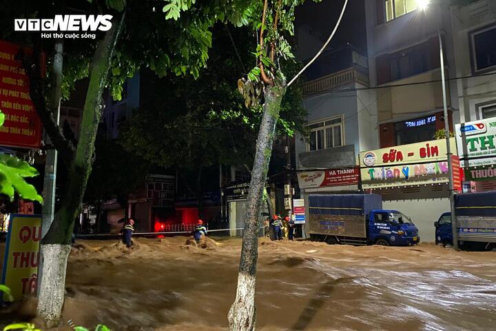 Công an Sơn La dầm mưa trong đêm, căng dây để đưa người dân ra khỏi khu vực ngập sâu.