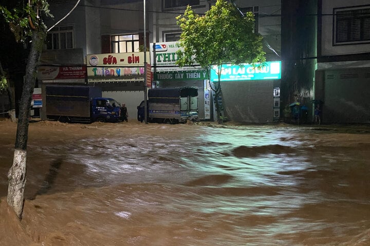 Nước chảy ào ào trên tuyến đường Trường Chinh, phường Quyết Thắng khiến tài xế phải lao ô tô lên vỉa hè, không dám di chuyển.