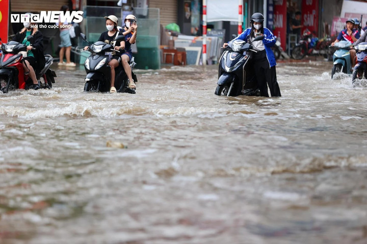 Nhiều người vô tình hoặc cố ý đi vào đoạn đường ngập nước khiến xe chết máy, phải gọi cứu hộ khẩn cấp. (Ảnh: Viên Minh)