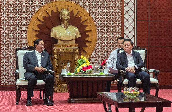 Trưởng Ban Tuyên giáo Trung ương Nguyễn Trọng Nghĩa (bên phải) tiếp Thống tướng Kun Kim.