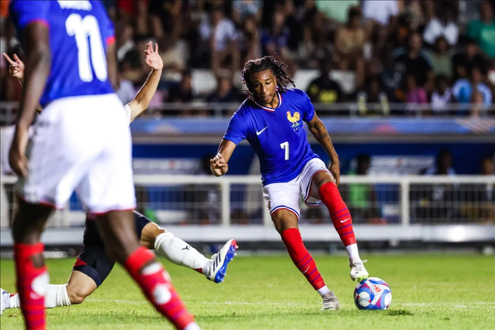 Michael Olise là cầu thủ nổi bật nhất bên phía Pháp.