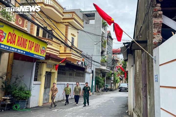 Khắp các đường làng, ngõ xóm ở xã Đông Hội là hình ảnh những lá cờ rủ gắn băng đen được treo trước cửa mỗi nhà dân.