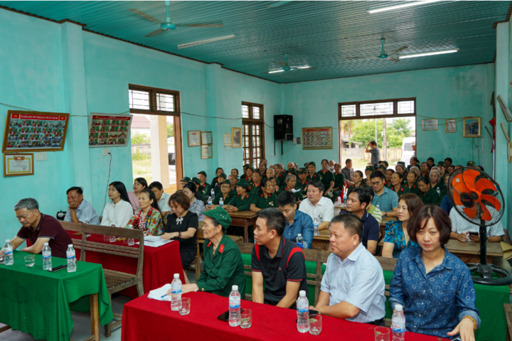 Đảng ủy Tổng công ty Điện lực miền Bắc đến thăm và tặng quà những nữ pháo binh Ngư Thủy, Quảng Bình năm xưa,