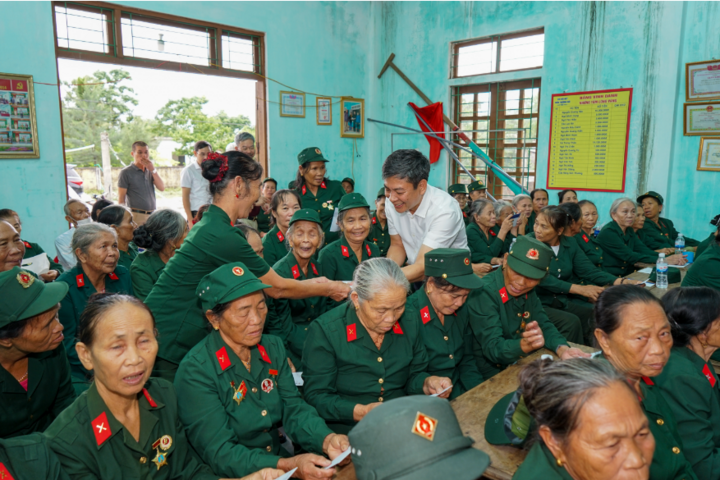 Ông Vũ Thế Nam, Phó Bí thư Đảng uỷ, Thành viên HĐTV, tặng quà cho các nữ pháo binh Ngư Thủy.