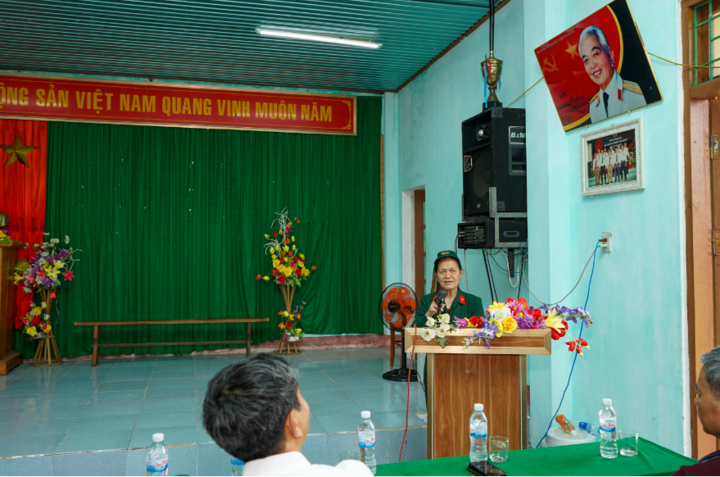 Bà Trần Thị Thản, nguyên Chính trị viên Đại đội, Trưởng ban liên lạc Đại đội nữ pháo binh Ngư Thủy cảm ơn tình cảm mà Tổng công ty Điện lực miền Bắc dành cho những pháo binh Ngư Thủy.