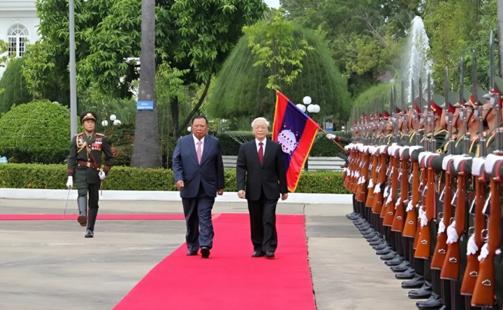 Tổng Bí thư, Chủ tịch nước CHDCND Lào khi đó là ông Bounnhang Vorachith và Tổng Bí thư Nguyễn Phú Trọng duyệt đội danh dự trong chuyến thăm chính thức Lào vào năm 2016. Đây cũng là chuyến công du nước ngoài đầu tiên của Tổng Bí thư Nguyễn Phú Trọng sau Đại hội Đảng lần thứ XII. (Ảnh: VOV)