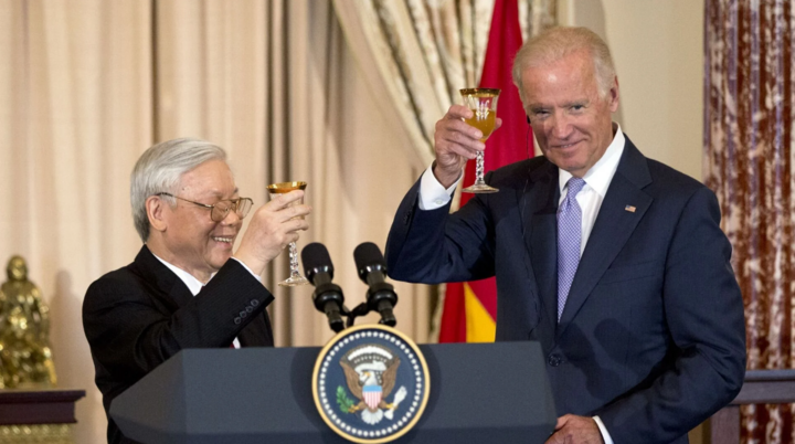 Năm 2015, tại cuộc chiêu đãi Tổng Bí thư Nguyễn Phú Trọng, ông Joe Biden khi đó là Phó Tổng thống Hoa Kỳ lẩy đoạn Truyện Kiều để nói về quan hệ Việt Nam - Hoa Kỳ. (Ảnh: AP)