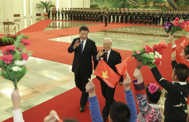Tổng Bí thư Nguyễn Phú Trọng cùng Chủ tịch Trung Quốc Tập Cận Bình tại Đại sảnh Nhân dân ở Bắc Kinh trong chuyến thăm Bắc Kinh vào ngày 12/1/2017. (Ảnh: Tân Hoa Xã)