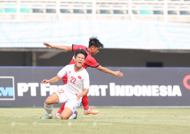 U19 Việt Nam áp đảo trong nửa đầu hiệp 1 nhưng vẫn có những khoảnh khắc sơ hở.