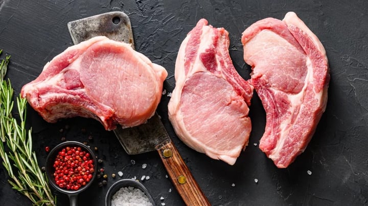 Nên chọn thịt có màu sắc tươi hồng, có kiểm định để sử dụng. (Ảnh: Tasty)