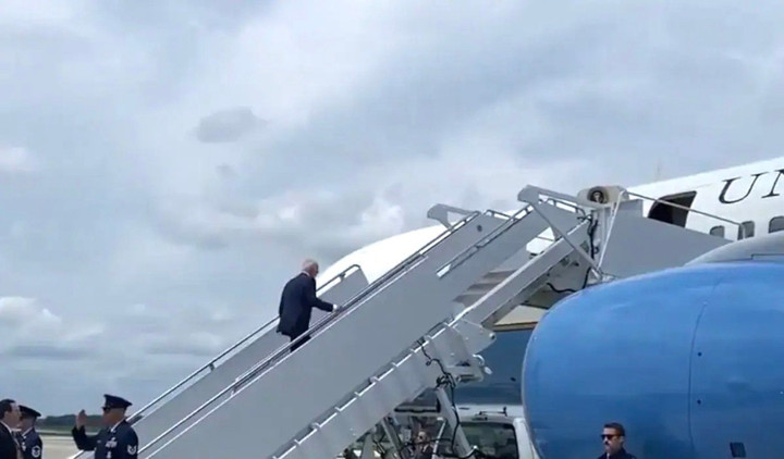 Tổng thống Mỹ Joe Biden lên máy bay quay trở lại Nhà Trắng.
