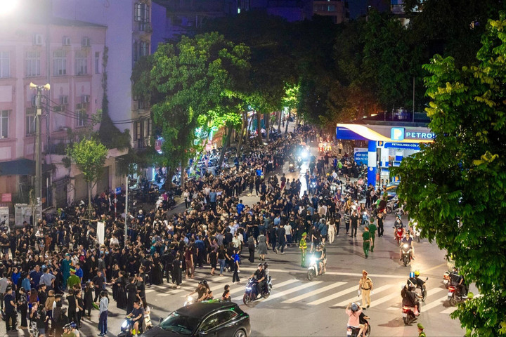 Hàng vạn người dân xếp hàng trong đêm 25/7 vào viếng Tổng Bí thư Nguyễn Phú Trọng tại Nhà Tang lễ Quốc gia.