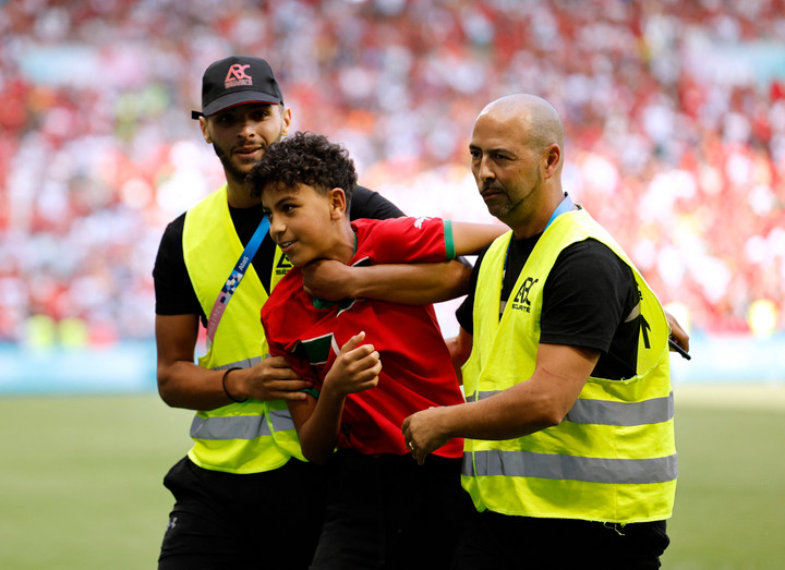 Cổ động viên Morocco chạy xuống sân.