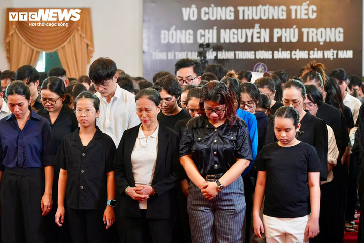 Người dân dành một phút mặc niệm Tổng Bí thư Nguyễn Phú Trọng trong Hội trường Thống Nhất.