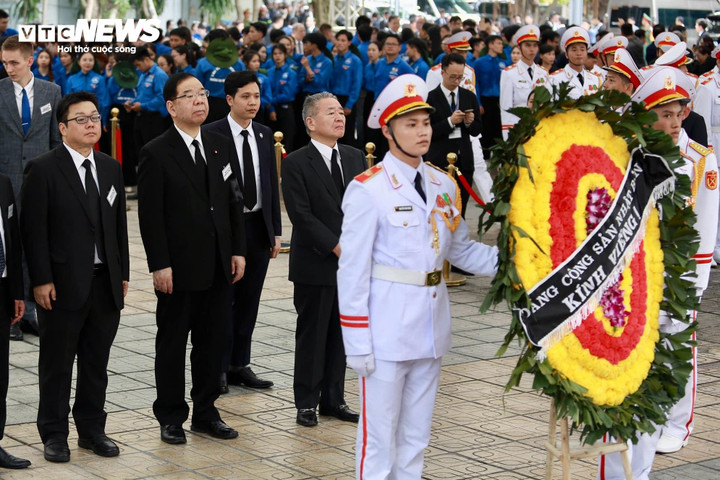 Đoàn Đảng Cộng sản Nhật Bản, do ông Shii Kazuo, Chủ tịch Ban Chấp hành Trung ương Đảng Cộng sản Nhật Bản làm trưởng đoàn vào viếng Tổng Bí thư Nguyễn Phú Trọng.