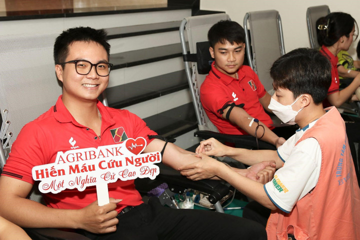 Cán bộ nhân viên tham gia hiến máu tình nguyện.