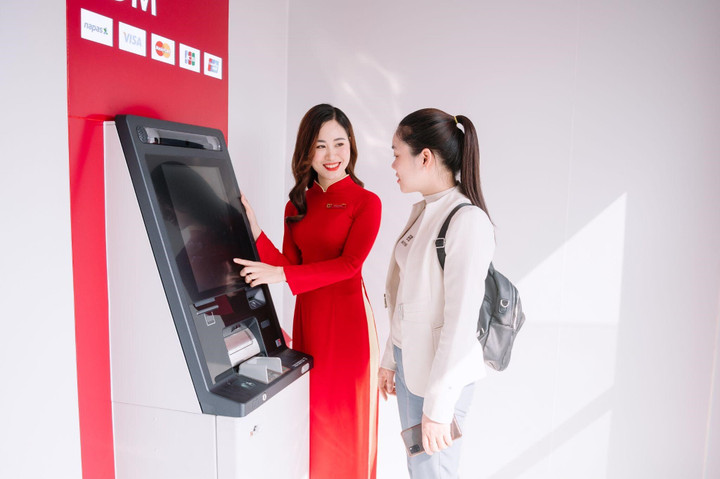 Nhân viên Agribank Chi nhánh Đông Hải Phòng tận tâm hướng dẫn khách hàng tại máy CDM hiện đại.