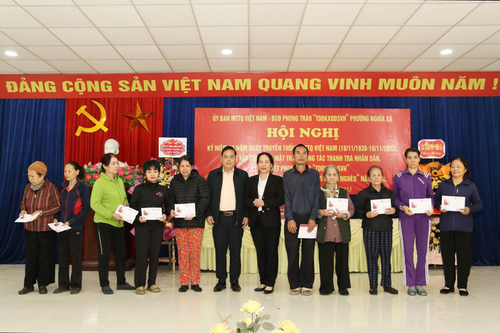 Đơn vị tặng quà cho các hộ gia đình có hoàn cảnh khó khăn.