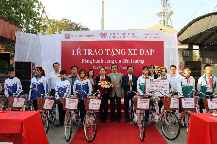 Đơn vị tặng học bổng cho học sinh có hoàn cảnh khó khăn.