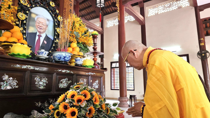 Hoà thượng Thích Khế Chơn dâng hương trước di ảnh Tổng Bí thư Nguyễn Phú Trọng.