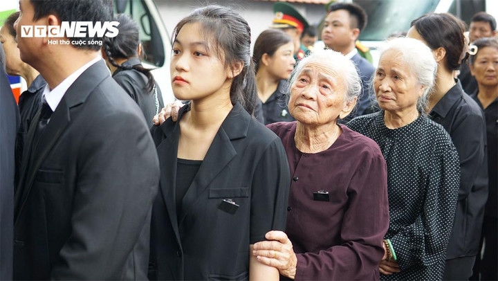 Nhiều người cao tuổi dù sức yếu vẫn đến chờ từ rất sớm. Cụ bà này phải vịn cả hai tay vào cô gái phía trước, mắt đăm đắm hướng về nơi tổ chức lễ viếng.