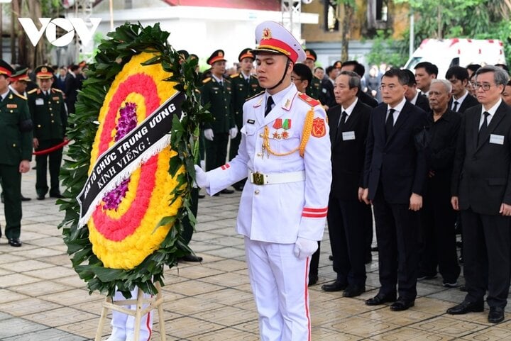 Đoàn Ban Tổ chức Trung ương do ông Lê Minh Hưng, Ủy viên Bộ Chính trị, Bí thư Trung ương Đảng, Trưởng Ban Tổ chức Trung ương làm Trưởng đoàn vào viếng.