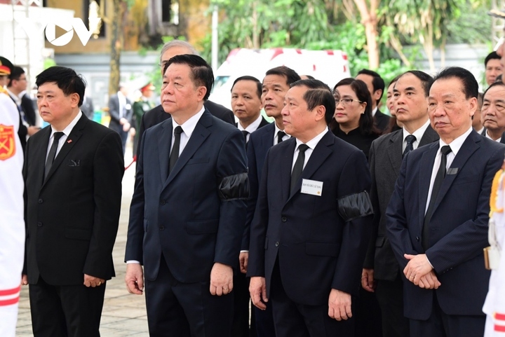Đoàn Ban Tuyên giáo Trung ương do ông Nguyễn Trọng Nghĩa, Ủy viên Bộ chính trị, Bí thư Trung ương Đảng, Trưởng Ban Tuyên giáo Trung ương làm Trưởng đoàn vào viếng.