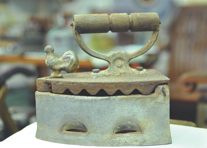 Bàn ủi sau này được chế tạo với chất liệu nhẹ hơn, thiết kế cũng đơn giản hơn.