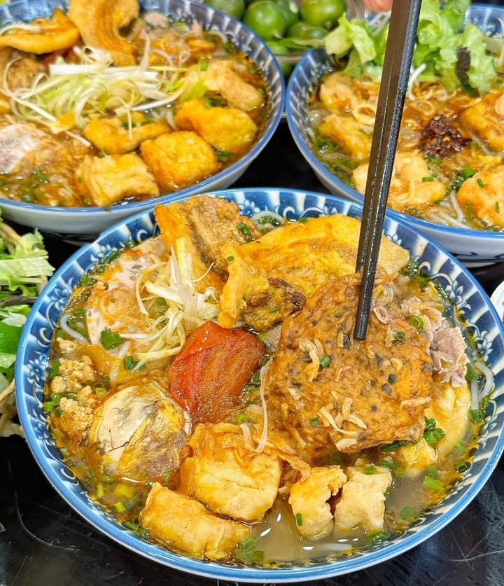 Bún riêu tóp mỡ Huyền Anh vô cùng thơm ngon và hấp dẫn. (Ảnh: Đại Việt)