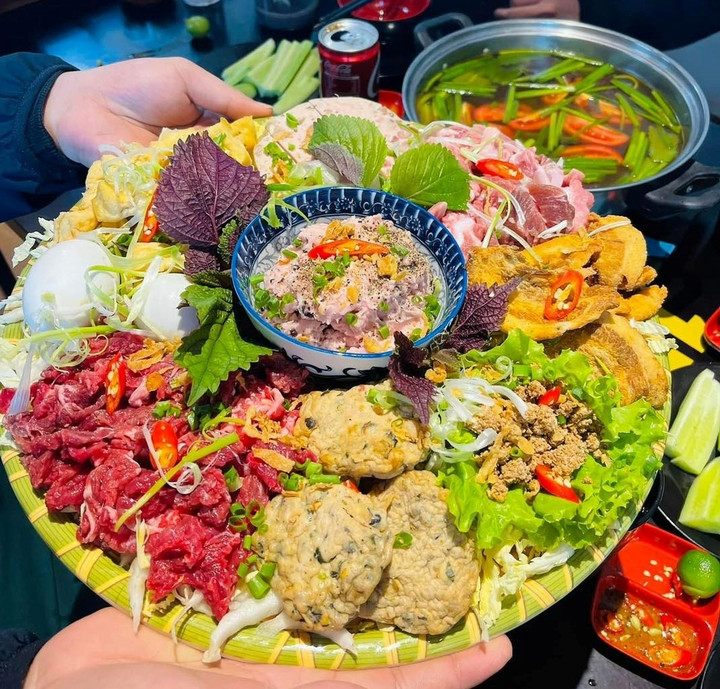 Ngoài bún riêu tóp mỡ, Huyền Anh còn có lẩu riêu cua tóp mỡ và lẩu tôm cua bầu. (Ảnh: Đại Việt)