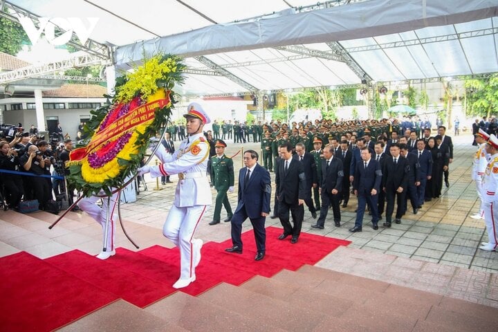 Đoàn Chính phủ do ông Phạm Minh Chính, Ủy viên Bộ chính trị, Thủ tướng Chính phủ làm Trưởng đoàn vào viếng.