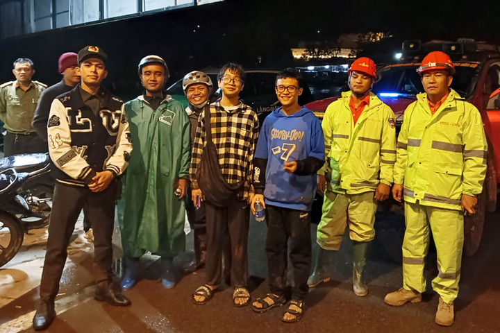 3 du khách bị lạc trong rừng ở Lâm Đồng được lực lượng chức năng giải cứu. Ảnh: N.X