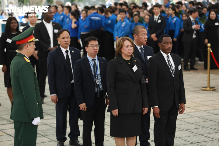 Đoàn Đảng phong trào cánh tả thống nhất Dominica vào viếng Tổng Bí thư Nguyễn Phú Trọng.