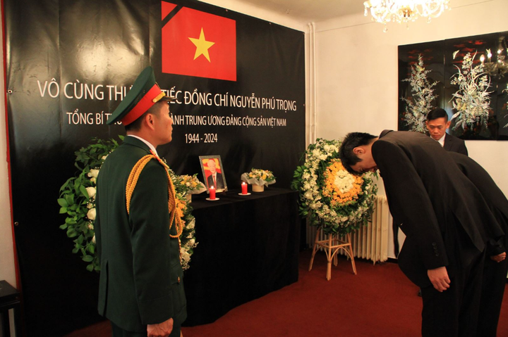 Lễ viếng Tổng Bí thư Đảng Cộng sản Việt Nam Nguyễn Phú Trọng sáng 24/7 tại Đại sứ quán Việt Nam tại Algeria. (Ảnh: Trung Khánh/TTXVN)