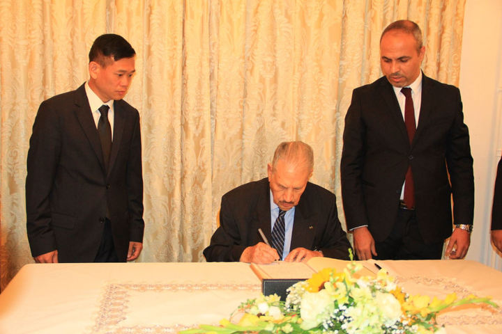 Chủ tịch Thượng viện Algeria Salah Goudjil ghi trong sổ tang bày tỏ sự chia buồn sâu sắc trước sự mất mát to lớn của Đảng, Nhà nước, Chính phủ và nhân dân Việt Nam. (Ảnh: Trung Khánh/TTXVN)