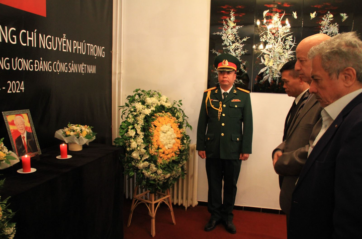 Tổng Bí thư Đảng Mặt trận Giải phóng Dân tộc Algeria (FLN), ông Abdelkrim Benmbarek (thứ 2 từ phải sang), viếng Tổng Bí thư Nguyễn Phú Trọng. (Ảnh: Trung Khánh/TTXVN)