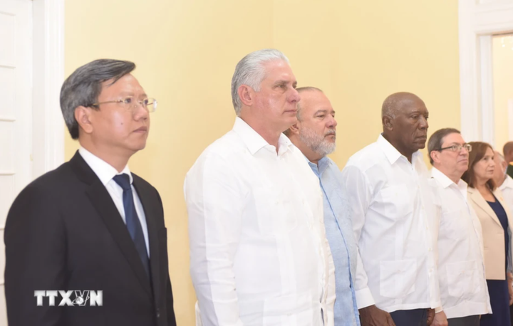 Bí thư thứ Nhất Ban chấp hành Trung ương Đảng Cộng sản, Chủ tịch nước Cộng hòa Cuba Miguel Díaz-Canel Bermúdez (thứ 2 từ trái sang) dẫn đầu đoàn đại biểu cấp cao Cuba tới viếng Tổng Bí thư Nguyễn Phú Trọng. (Ảnh: Việt Hùng/TTXVN)