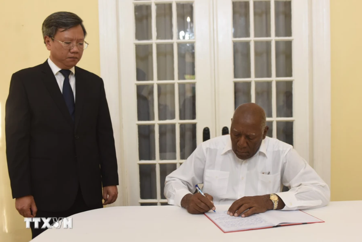 Phó Chủ tịch nước Cuba Salvador Valdés Mesa ghi sổ tang. (Ảnh: Việt Hùng/TTXVN)