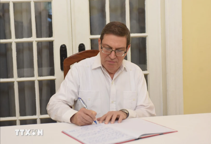 Bộ trưởng Ngoại giao Cuba Bruno Rodríguez Parilla ghi sổ tang. (Ảnh: Việt Hùng/TTXVN)