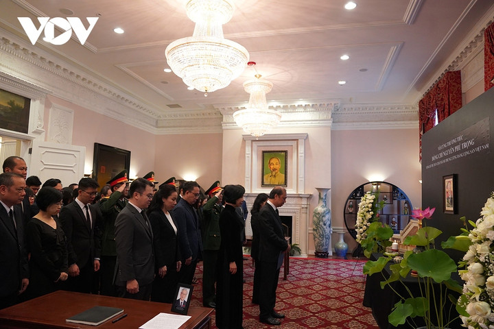 Đại diện Đại sứ quán Việt Nam tại Mỹ và các cơ quan kính viếng Tổng Bí thư Nguyễn Phú Trọng.