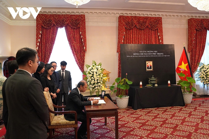 Đại sứ Nguyễn Quốc Dũng viết sổ tang tưởng nhớ Tổng Bí thư Nguyễn Phú Trọng