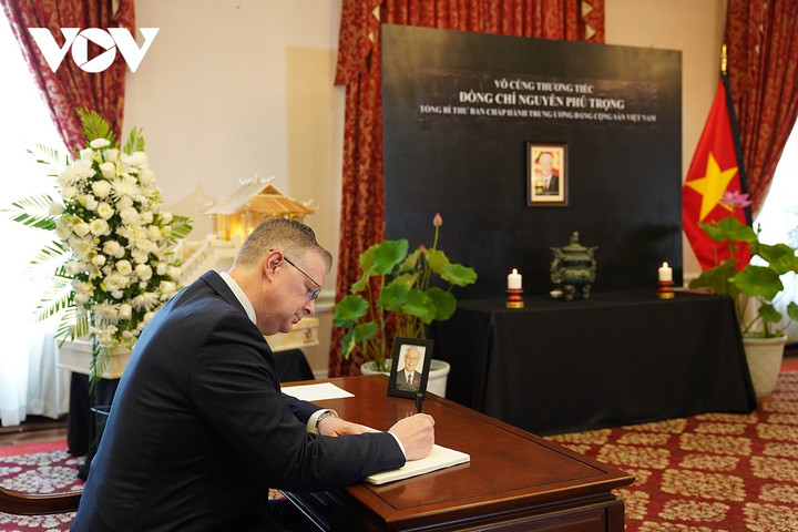 Trợ lý Ngoại trưởng Mỹ Daniel Kritenbrink ký sổ tang.