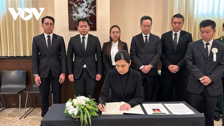 Đại biện lâm thời Đại sứ Quán Lào tại Nhật Bản đến viếng và ghi sổ tang.