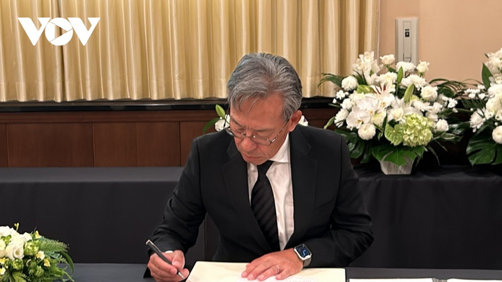 Chủ tịch Tập Đoàn truyền thông Nikkei Nagaya Tsuyoshi ghi sổ tang.